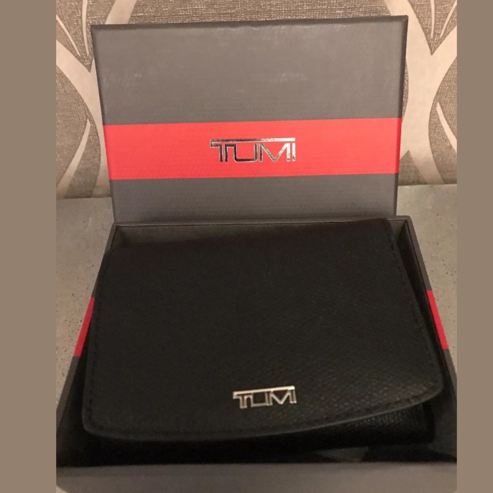New in a gift box Tumi trifold leather wallet - Picture 2 of 7